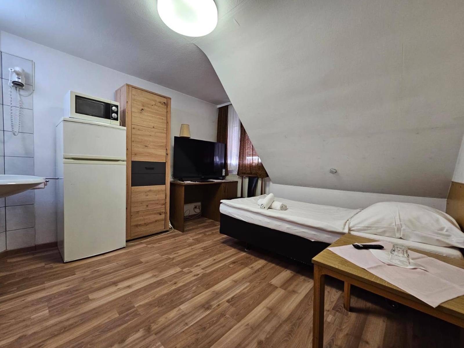 Hotel Haus Isenburg Ной-Изенбург Экстерьер фото